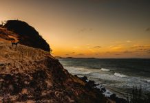 Tatuagem no Rio Grande do Norte: tatuagem com cor, coragem e conexão afetiva. Photo by alexandre saraiva carniato: https://www.pexels.com/photo/brown-rocky-mountain-beside-body-of-water-during-sunset-3607691/