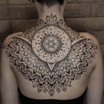 Onde encontrar Victor Franceschi e conhecer mais sobre seu trabalho em tatuagem geométrica Para quem deseja conhecer de perto o trabalho de Victor Franceschi, acompanhar seus projetos de tatuagem geométrica, estudos anatômicos e grandes composições estruturais no corpo, o principal canal é o seu Instagram oficial. 📲 Instagram de Victor Franceschi: https://www.instagram.com/vtrtattoo13 No perfil, é possível visualizar: • tatuagens geométricas autorais • projetos grandes adaptados à anatomia • trabalhos em blackwork geométrico • composições estruturais em braço, costas e perna • bastidores de convenções internacionais • reflexões técnicas sobre aplicação e durabilidade Victor é um tatuador brasileiro radicado na Irlanda, com atuação internacional e foco em tatuagem geométrica estrutural, onde a geometria é utilizada como ferramenta para criar ritmo, equilíbrio e leitura corporal. Para quem está pesquisando sobre tatuagem geométrica personalizada, tatuagem geométrica no corpo, projetos grandes em geometria ou busca um artista com abordagem técnica e consciente sobre envelhecimento e aplicação, acompanhar seu trabalho é um passo importante antes de iniciar qualquer projeto.