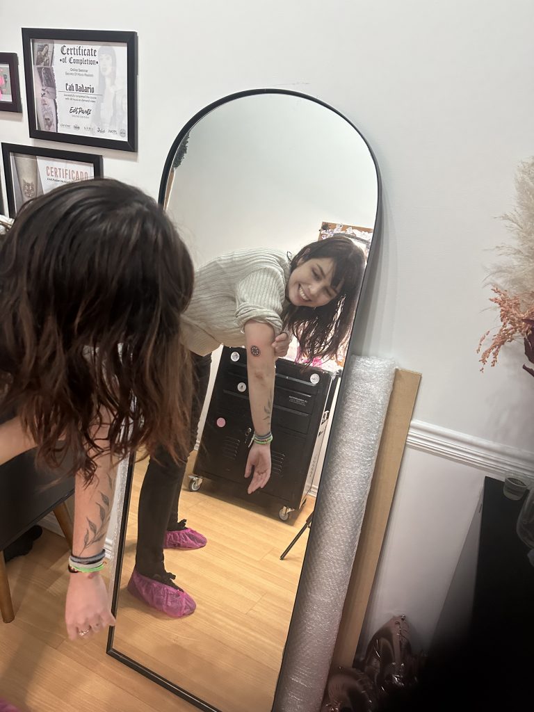 Conheça Marsh, tatuadora fine line em São Paulo. Veja suas tatuagens delicadas de fauna, flora, insetos e animação, feitas com materiais veganos.